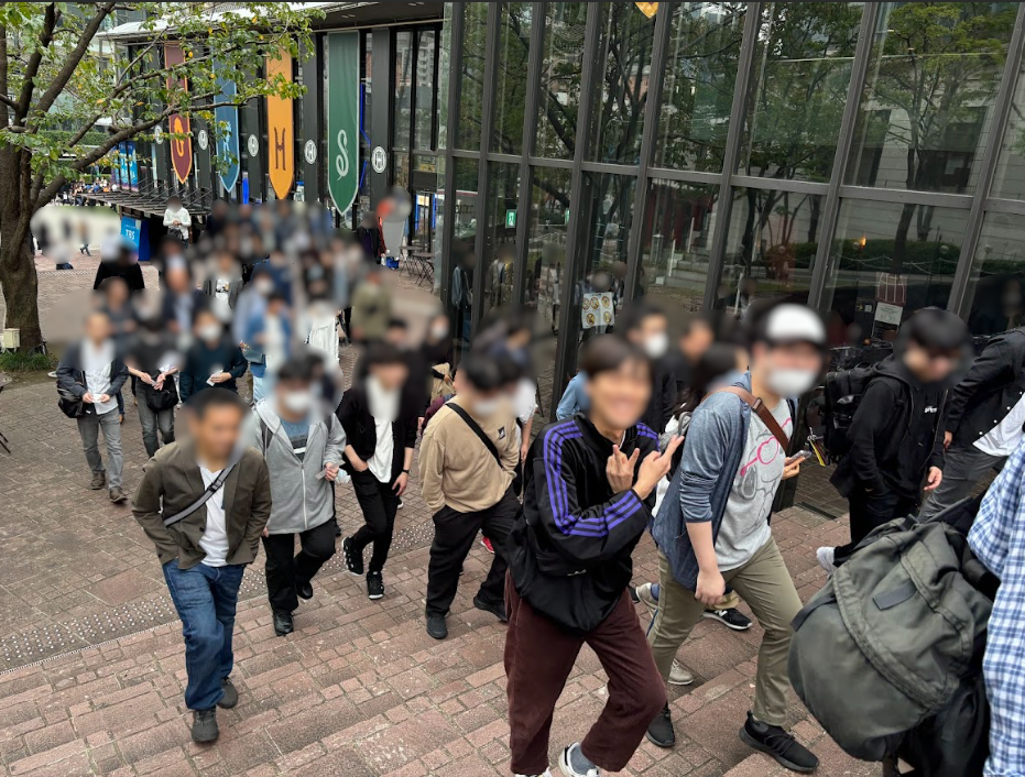 観劇に向かう社員
