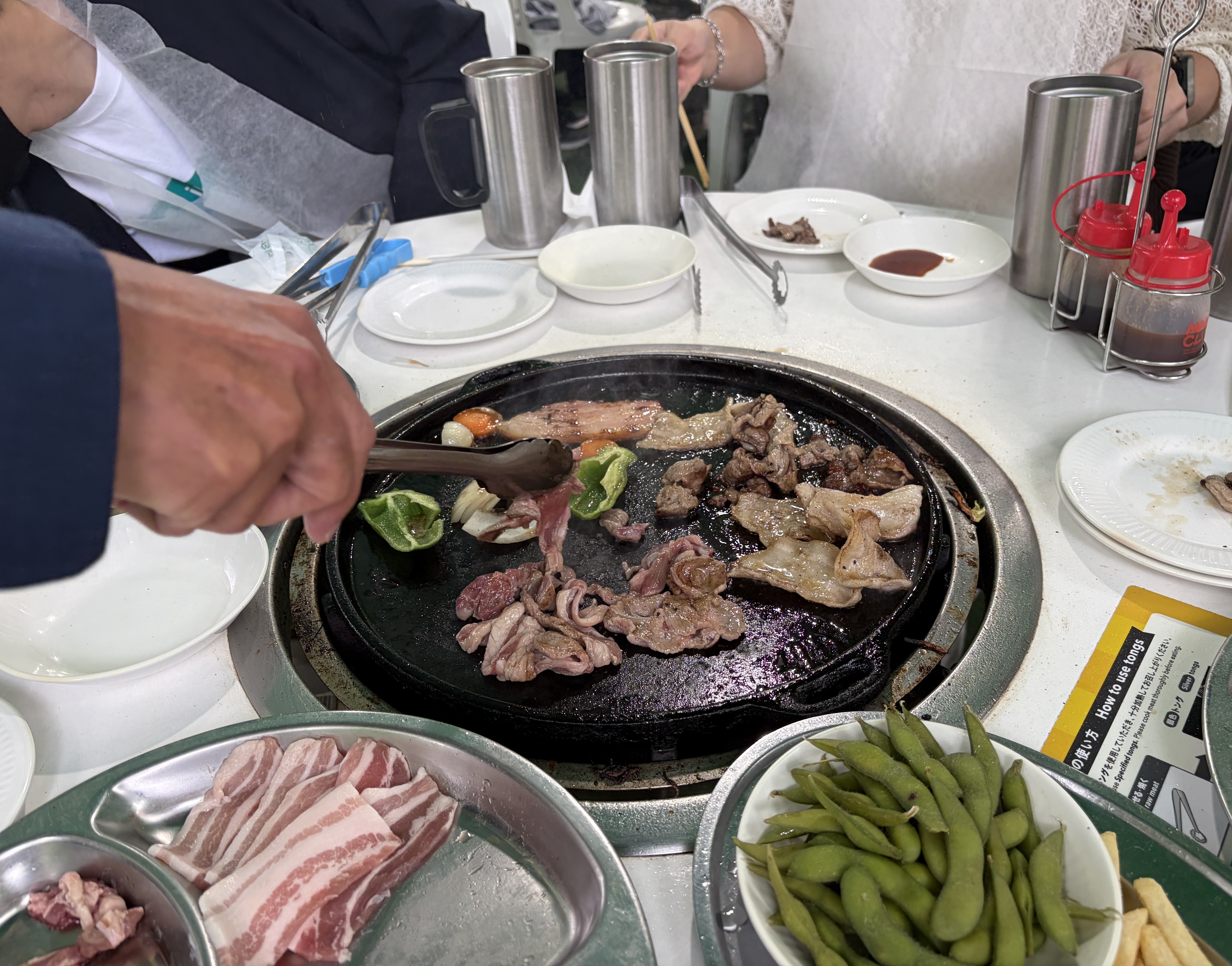肉を焼いている様子